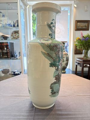 A fine Chinese famille rose 'Qi Guan Xun Mu 棄官尋母' rouleau vase, Qianlong mark, 19th C. — foto 4