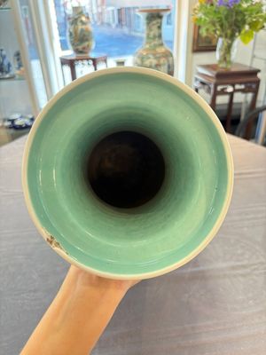 A fine Chinese famille rose 'Qi Guan Xun Mu 棄官尋母' rouleau vase, Qianlong mark, 19th C. — foto 5