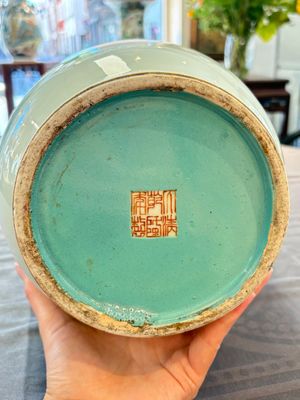 A fine Chinese famille rose 'Qi Guan Xun Mu 棄官尋母' rouleau vase, Qianlong mark, 19th C. — foto 7