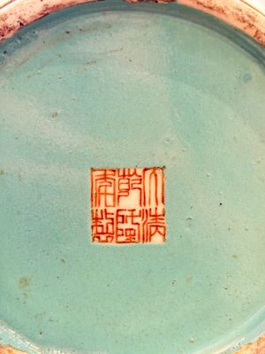 A fine Chinese famille rose 'Qi Guan Xun Mu 棄官尋母' rouleau vase, Qianlong mark, 19th C. — foto 8