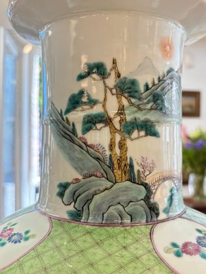A fine Chinese famille rose 'Qi Guan Xun Mu 棄官尋母' rouleau vase, Qianlong mark, 19th C. — foto 10