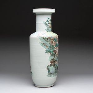 A fine Chinese famille rose 'Qi Guan Xun Mu 棄官尋母' rouleau vase, Qianlong mark, 19th C. — foto 4