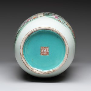 A fine Chinese famille rose 'Qi Guan Xun Mu 棄官尋母' rouleau vase, Qianlong mark, 19th C. — foto 7