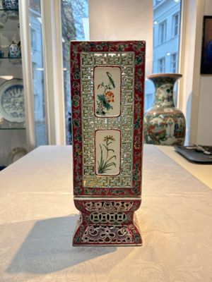 A fine Chinese famille rose reticulated square lantern with a stand, 19th C. — photo 2