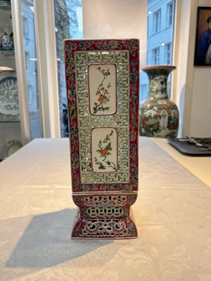 A fine Chinese famille rose reticulated square lantern with a stand, 19th C. — photo 4