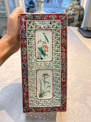 A fine Chinese famille rose reticulated square lantern with a stand, 19th C. — photo 7