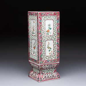 A fine Chinese famille rose reticulated square lantern with a stand, 19th C. — photo 1