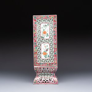 A fine Chinese famille rose reticulated square lantern with a stand, 19th C. — photo 4