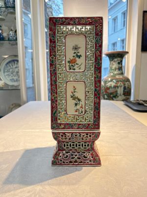A fine Chinese famille rose reticulated square lantern with a stand, 19th C. — photo 1