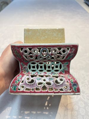 A fine Chinese famille rose reticulated square lantern with a stand, 19th C. — photo 13
