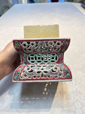 A fine Chinese famille rose reticulated square lantern with a stand, 19th C. — photo 14