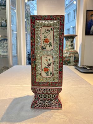 A fine Chinese famille rose reticulated square lantern with a stand, 19th C. — photo 3