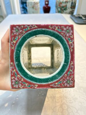 A fine Chinese famille rose reticulated square lantern with a stand, 19th C. — photo 9