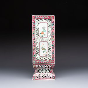 A fine Chinese famille rose reticulated square lantern with a stand, 19th C. — photo 2