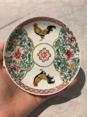 A fine Chinese famille rose 'rooster' cup and saucer, Yongzheng — photo 2