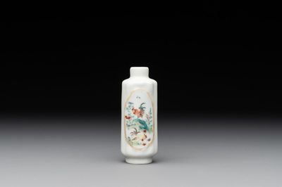 A fine Chinese famille rose 'rooster' snuff bottle, 19th C.
