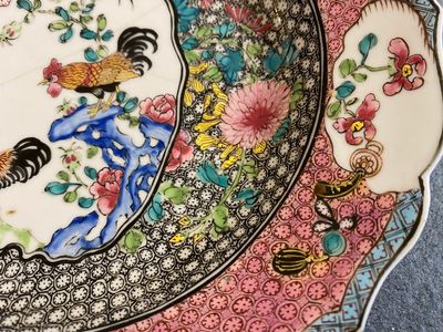 A fine Chinese famille rose 'roosters' plate, Yongzheng — 照片 3