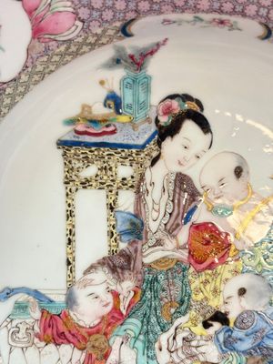 A fine Chinese famille rose ruby-back eggshell plate with a lady and playing boys, Yongzheng — photo 3
