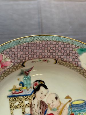 A fine Chinese famille rose ruby-back eggshell plate with a lady and playing boys, Yongzheng — photo 6