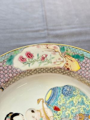 A fine Chinese famille rose ruby-back eggshell plate with a lady and playing boys, Yongzheng — photo 7