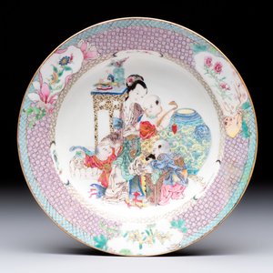 A fine Chinese famille rose ruby-back eggshell plate with a lady and playing boys, Yongzheng — photo 1