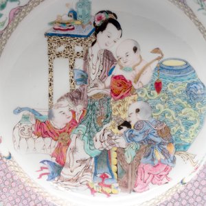A fine Chinese famille rose ruby-back eggshell plate with a lady and playing boys, Yongzheng — photo 3