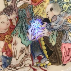 A fine Chinese famille rose 'ruby back' eggshell plate with a lady with three boys, Yongzheng — 照片 11
