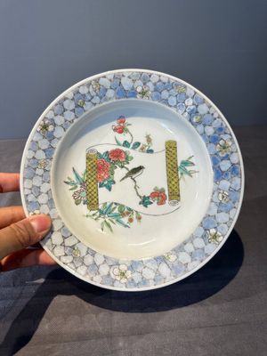 A fine Chinese famille rose 'ruby back' plate with a bird on a blossoming branch, Yongzheng — photo 1