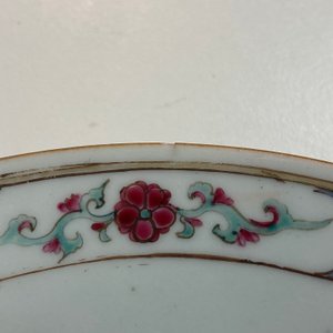 A fine Chinese famille rose ruby back plate with figures in an interior, Yongzheng — 照片 3