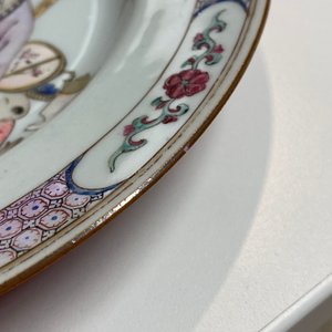 A fine Chinese famille rose ruby back plate with figures in an interior, Yongzheng — 照片 4