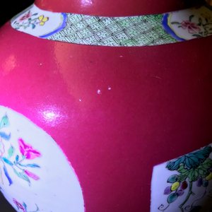 A fine Chinese famille rose ruby ground baluster vase with floral panels, Yongzheng — 照片 13