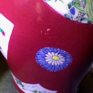 A fine Chinese famille rose ruby ground baluster vase with floral panels, Yongzheng — 照片 14