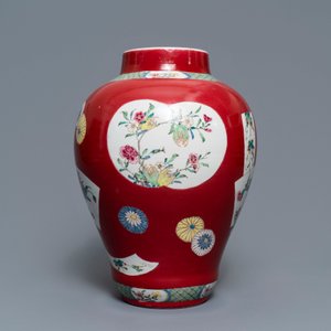 A fine Chinese famille rose ruby ground baluster vase with floral panels, Yongzheng — 照片 3