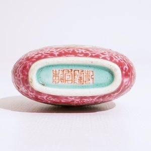 A fine Chinese famille rose ruby ground snuff bottle, 19th C. — photo 6