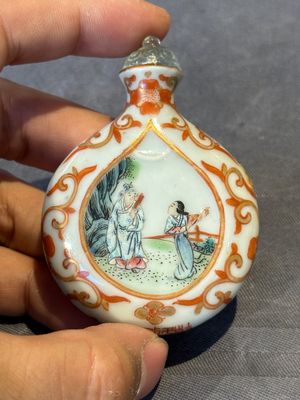 A fine Chinese famille rose snuff bottle with rock crystal stopper, Qianlong mark and of the period — photo 1