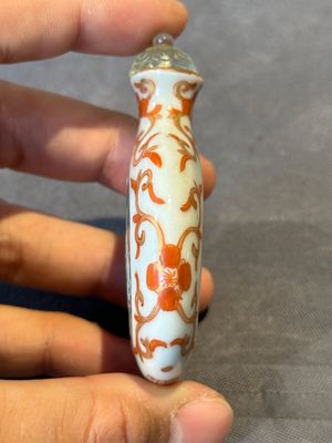 A fine Chinese famille rose snuff bottle with rock crystal stopper, Qianlong mark and of the period — photo 2