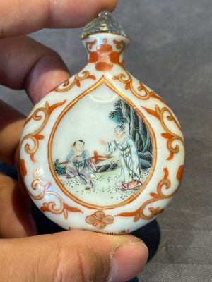 A fine Chinese famille rose snuff bottle with rock crystal stopper, Qianlong mark and of the period — photo 3