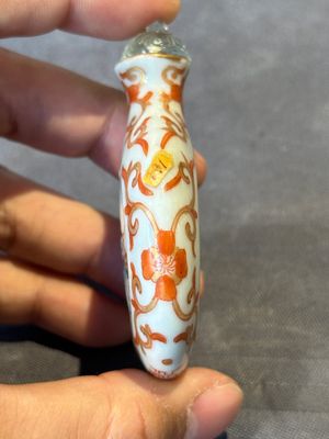 A fine Chinese famille rose snuff bottle with rock crystal stopper, Qianlong mark and of the period — photo 4
