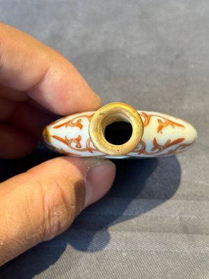A fine Chinese famille rose snuff bottle with rock crystal stopper, Qianlong mark and of the period — photo 5