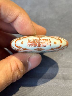 A fine Chinese famille rose snuff bottle with rock crystal stopper, Qianlong mark and of the period — photo 6