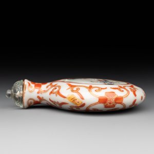 A fine Chinese famille rose snuff bottle with rock crystal stopper, Qianlong mark and of the period — photo 4