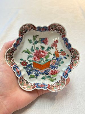 A fine Chinese famille rose tea caddy and a pattipan or teapot stand, Yongzheng/Qianlong — photo 1