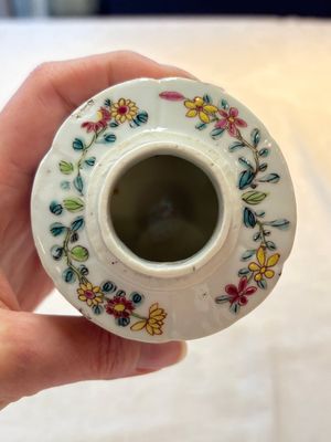 A fine Chinese famille rose tea caddy and a pattipan or teapot stand, Yongzheng/Qianlong — photo 11
