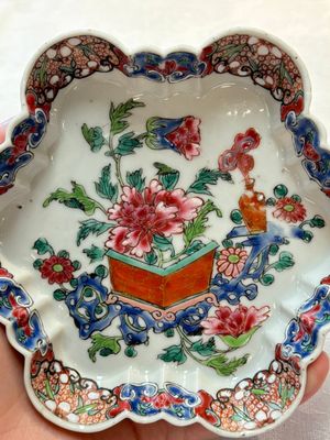 A fine Chinese famille rose tea caddy and a pattipan or teapot stand, Yongzheng/Qianlong — photo 2