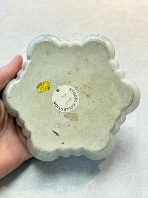 A fine Chinese famille rose tea caddy and a pattipan or teapot stand, Yongzheng/Qianlong — photo 3