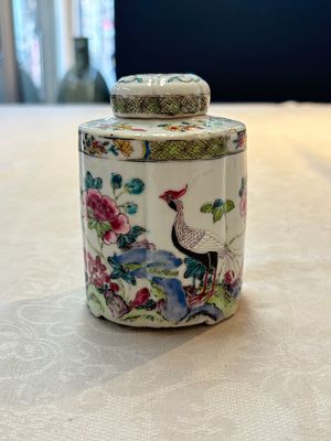 A fine Chinese famille rose tea caddy and a pattipan or teapot stand, Yongzheng/Qianlong — photo 4