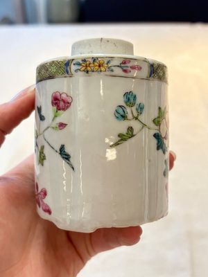 A fine Chinese famille rose tea caddy and a pattipan or teapot stand, Yongzheng/Qianlong — photo 10