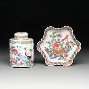 A fine Chinese famille rose tea caddy and a pattipan or teapot stand, Yongzheng/Qianlong — photo 1
