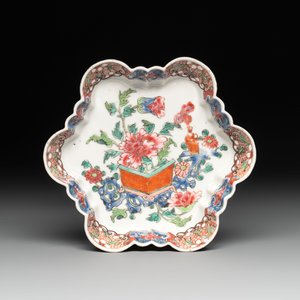 A fine Chinese famille rose tea caddy and a pattipan or teapot stand, Yongzheng/Qianlong — photo 2