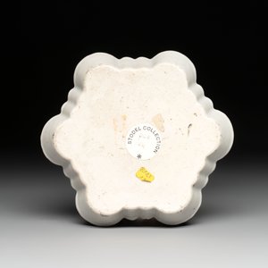 A fine Chinese famille rose tea caddy and a pattipan or teapot stand, Yongzheng/Qianlong — photo 3